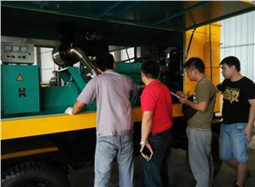 羅德技術(shù)團隊與工廠(chǎng)人員交流移動(dòng)泵車(chē)