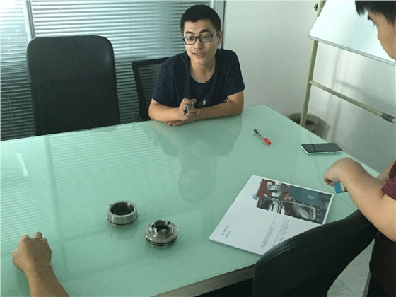 羅德轉子泵團隊進(jìn)行技術(shù)討論