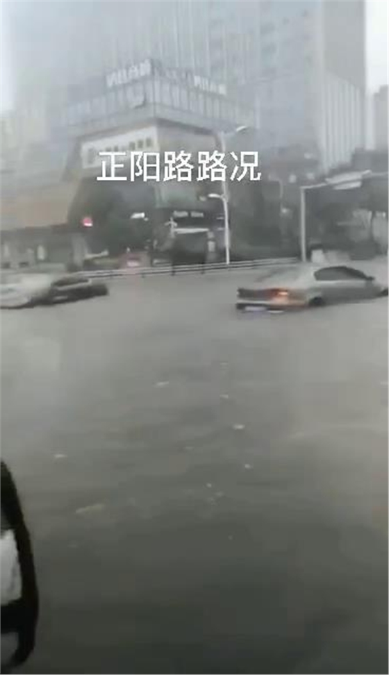 臺風(fēng)巴威造成青島城市內澇，機動(dòng)車(chē)熄火